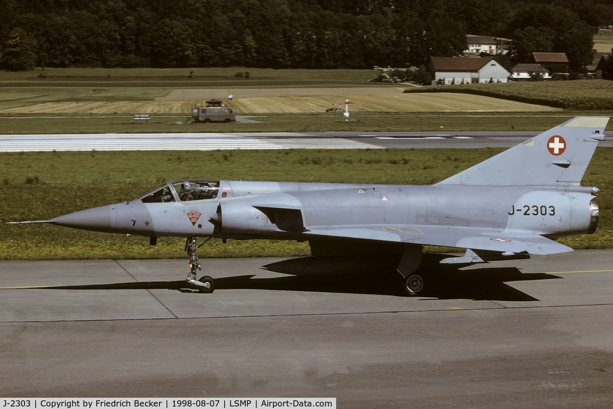 J-2303, Dassault (F+W Emmen) Mirage IIIS C/N 993, taxying to the active at Payerne/Switzerland
