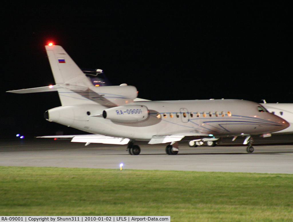 RA-09001, 1994 Dassault Falcon 900B C/N 123, Arriving from flight...