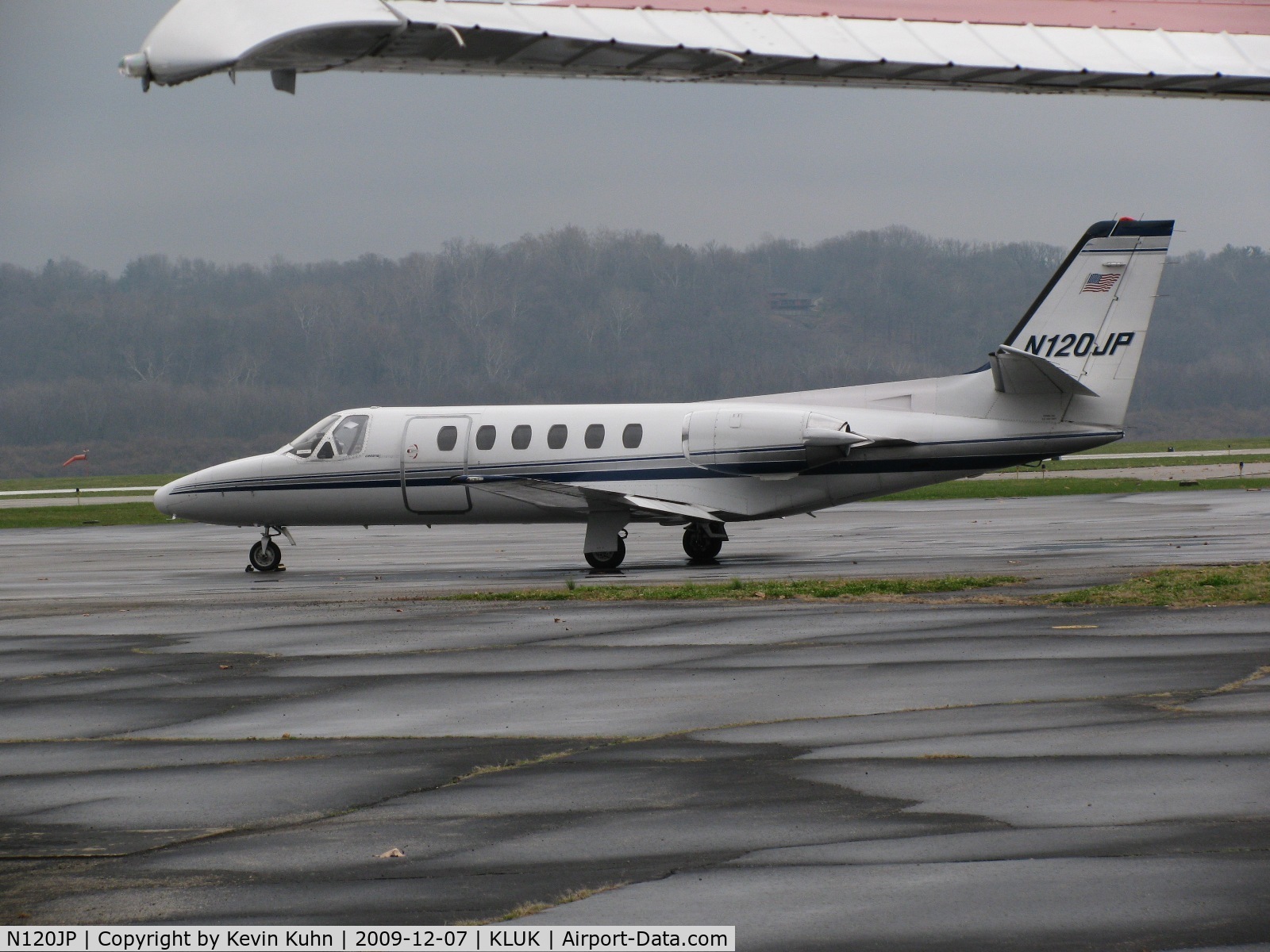 N120JP, 1983 Cessna 550 C/N 550-0468, Under the wing of a C182