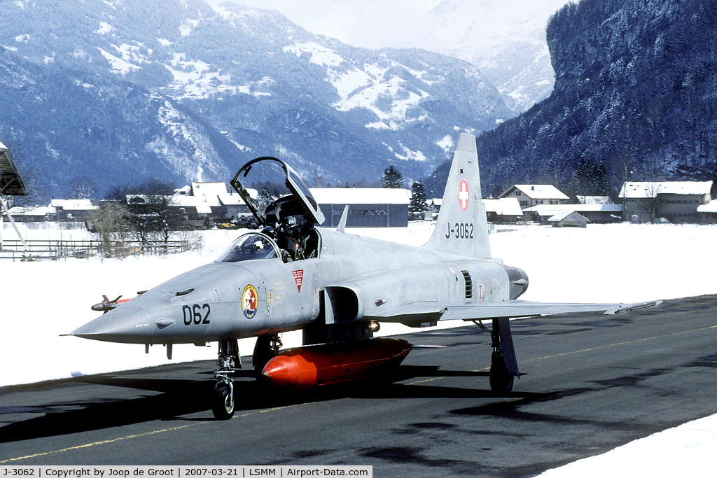 J-3062, 1983 Northrop F-5E Tiger II C/N L.1062, this snow in March was quite unexpected.