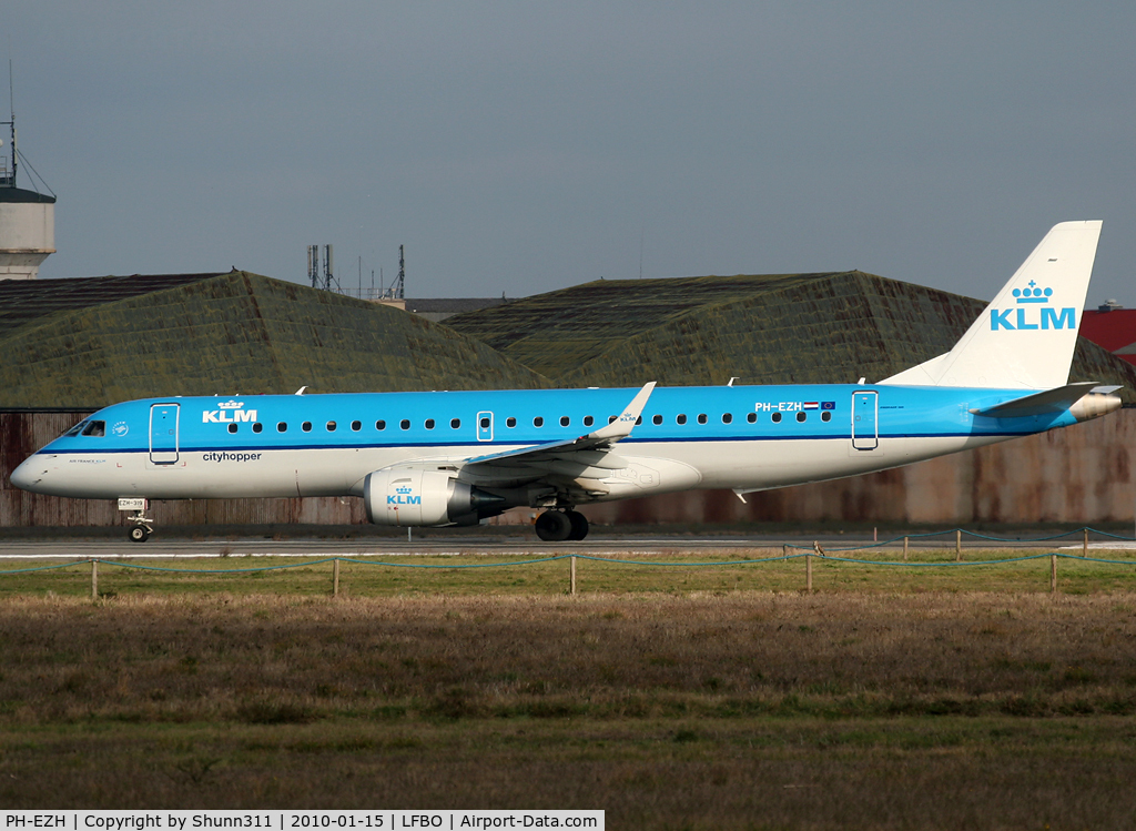 PH-EZH, 2009 Embraer 190LR (ERJ-190-100LR) C/N 19000319, Ready for take off rwy 32R