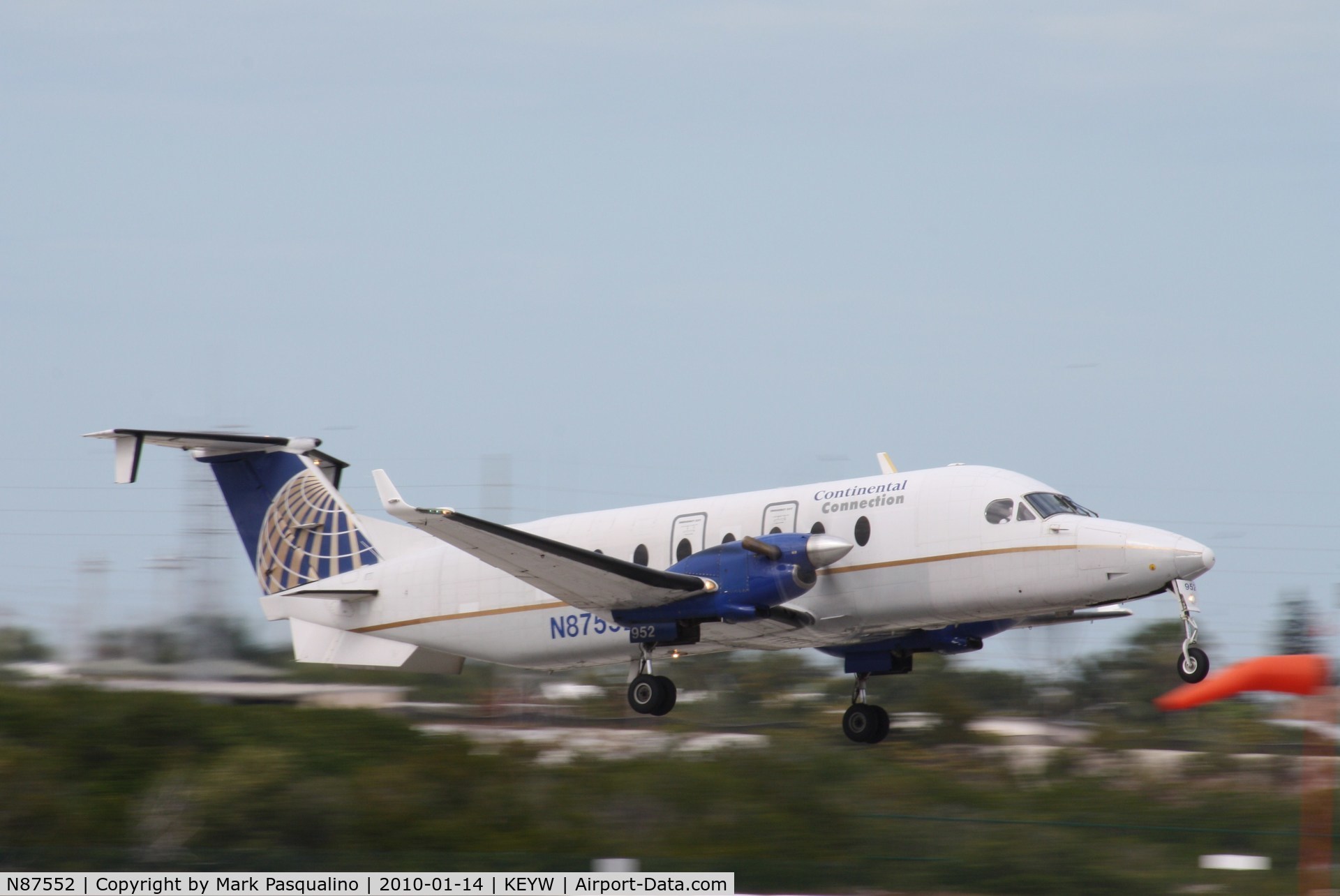 N87552, 1996 Raytheon Aircraft Company 1900D C/N UE-216, Beech 1900D