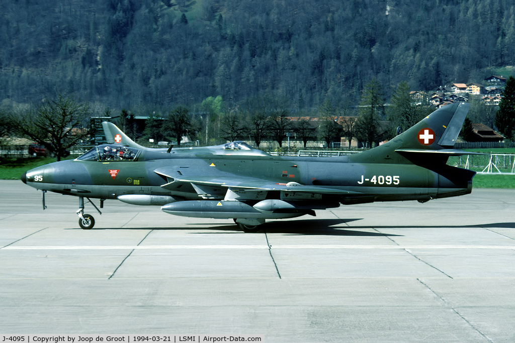 J-4095, 1959 Hawker Hunter F.58 C/N 41H-697462, Two Hunters are preparing for take off during the last Wiederholungskurs held at Interlaken.