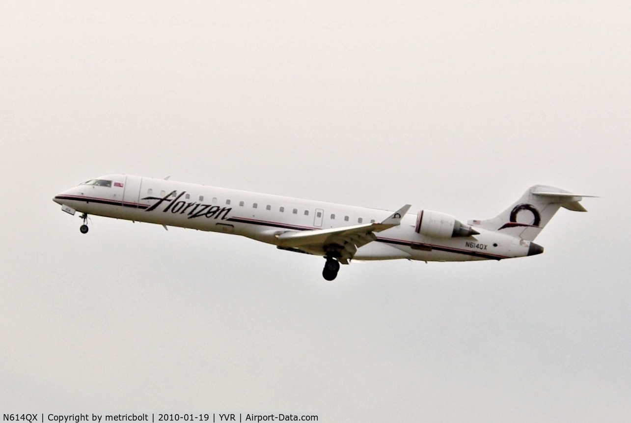 N614QX, 2002 Bombardier CRJ-701 (CL-600-2C10) Regional Jet C/N 10049, Landing at YVR