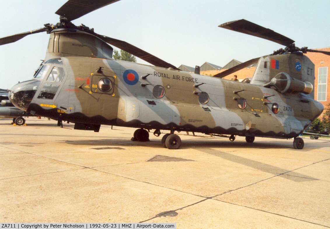 ZA711, Boeing Vertol Chinook HC.1 C/N M/A023/B-842/M7026, Chinook HC.1 of 7 Squadron at RAF Odiham on display at the 1992 Mildenhall Air Fete.