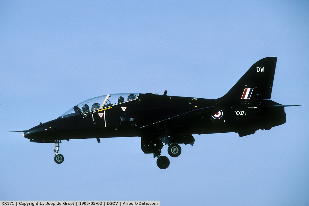 XX171, 1977 Hawker Siddeley Hawk T.1 C/N 018/312018, 1995 saw the wide introduction of the black Hawks. No unit badged were applied at the time.