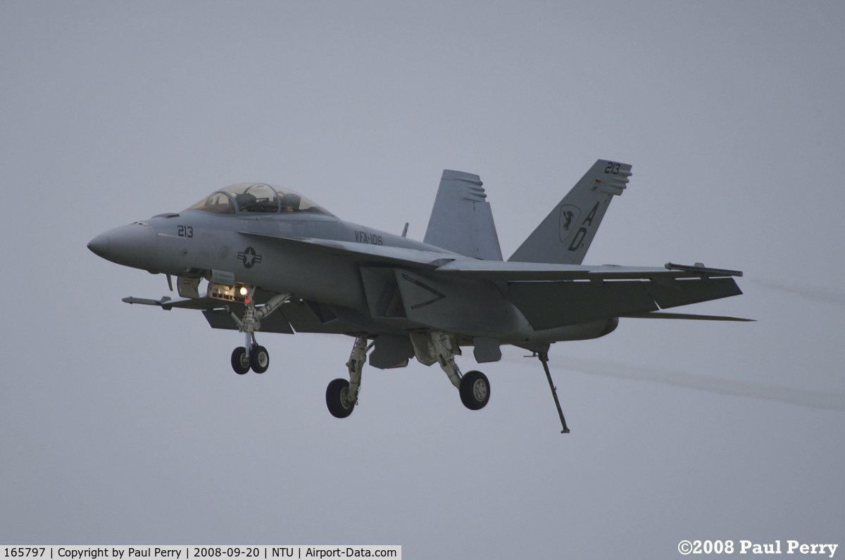 165797, Boeing F/A-18F Super Hornet C/N 1525/F023, Dirty pass, looks ready to trap