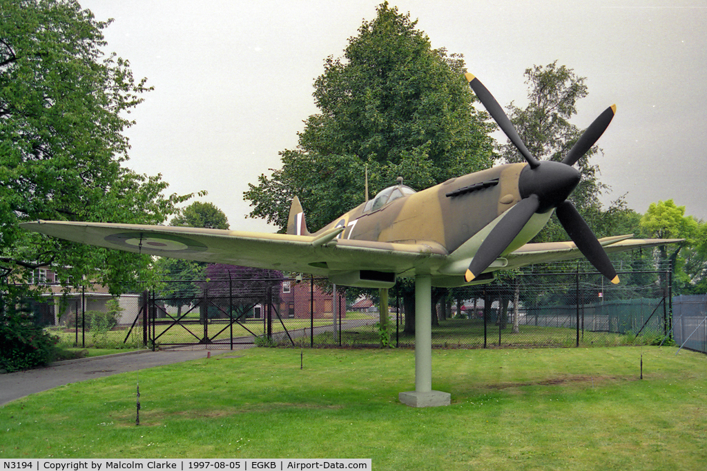 N3194, Supermarine Spitfire Replica C/N BAPC220, Supermarine Spitfire (replica) at Biggin Hill Airport in 1997.