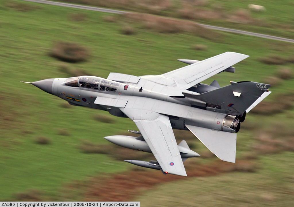 ZA585, 1981 Panavia Tornado GR.4 C/N 091/BS028/3049, Royal Air Force Tornado GR4. Operated by the Marham Wing wearing 9 Squadron markings, coded '054'. M6 Pass, Cumbria.