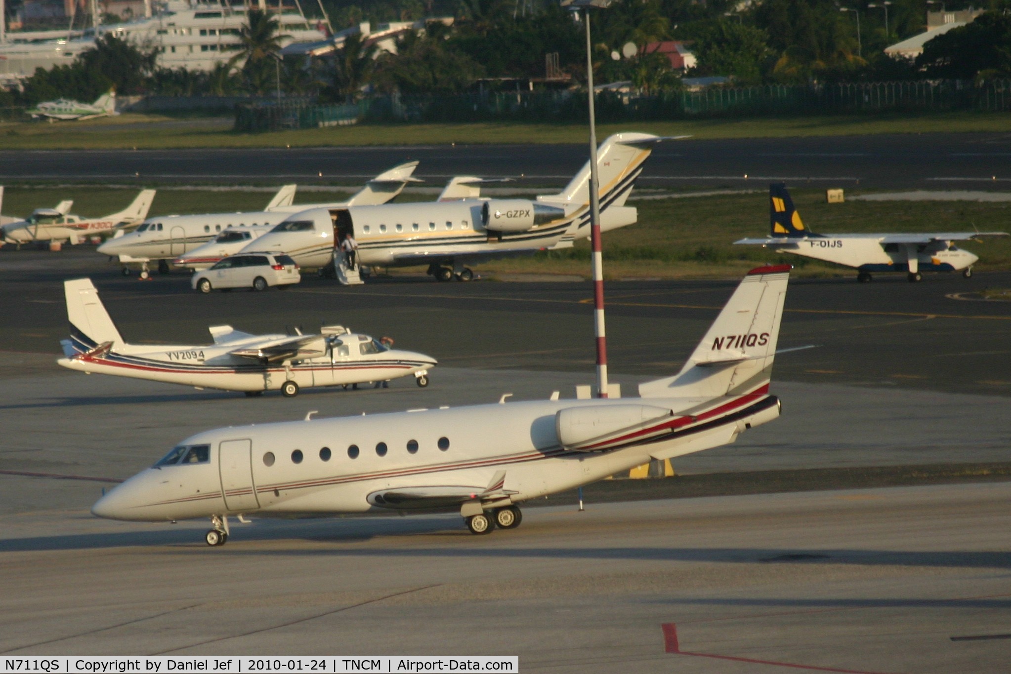 N711QS, 2006 Israel Aircraft Industries Gulfstream 200 C/N 129, N711QS taxing on the main ramp for parking