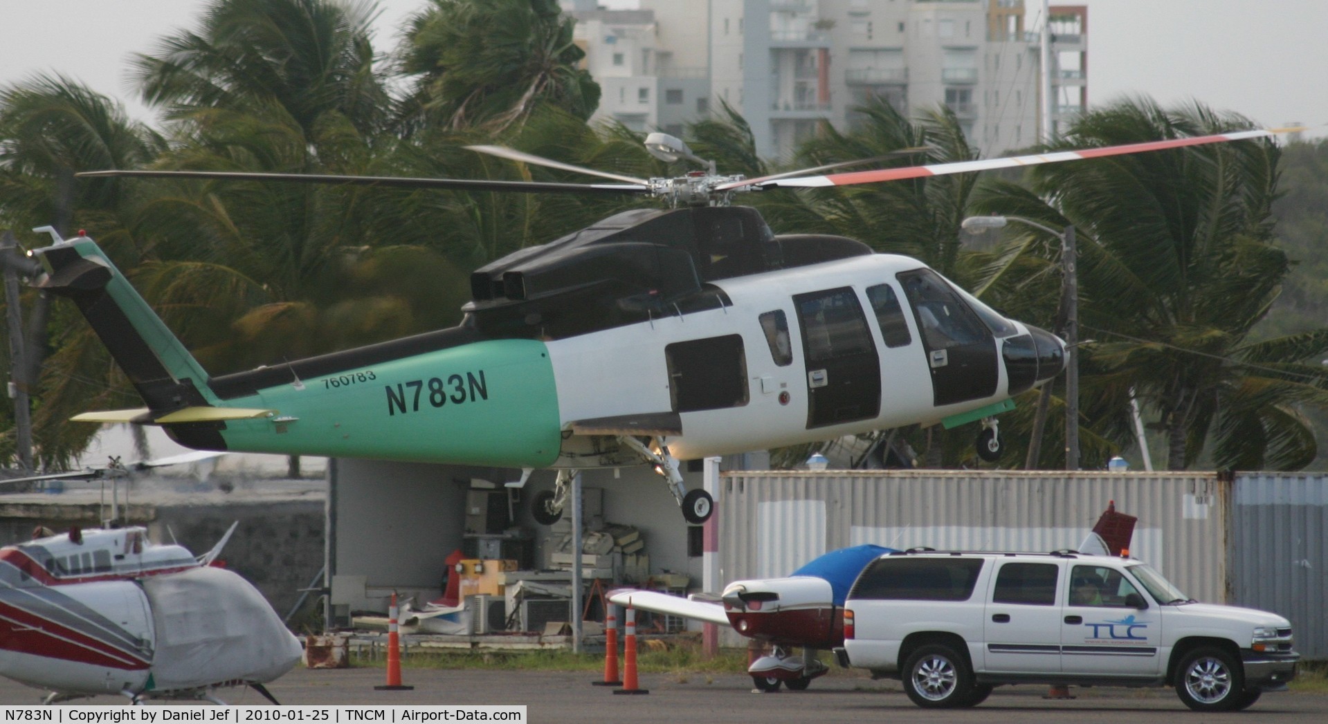 N783N, Sikorsky S-76C C/N 760783, N783N landing at the landing pad with there handlers in sight