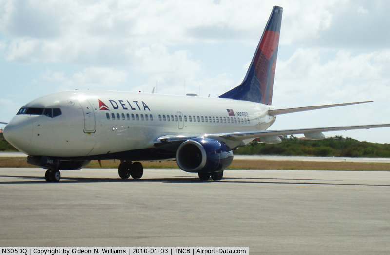 N305DQ, Boeing 737-732 C/N 29645, Taxiing into the parking position. First Delta 737-700 in Bonaire
