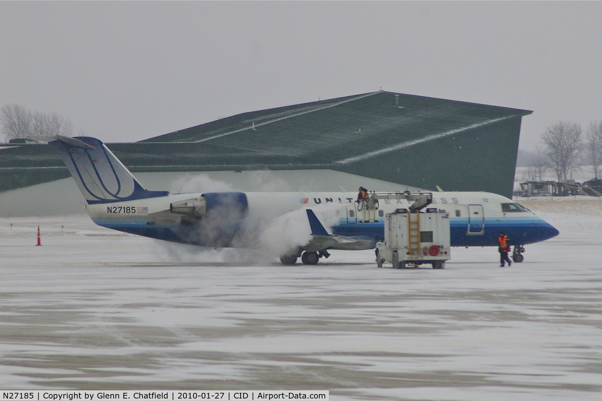 N27185, 1997 Canadair CRJ-200LR (CL-600-2B19) C/N 7185, De-icing during light snow