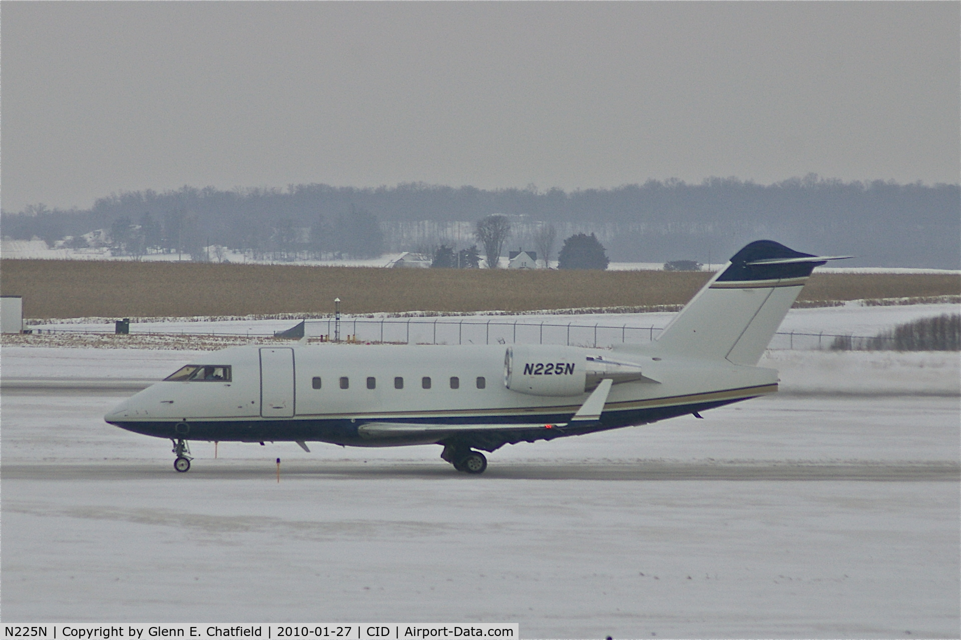 N225N, 2006 Bombardier Challenger 604 (CL-600-2B16) C/N 5652, Taxiing to Runway 27, light snow falling