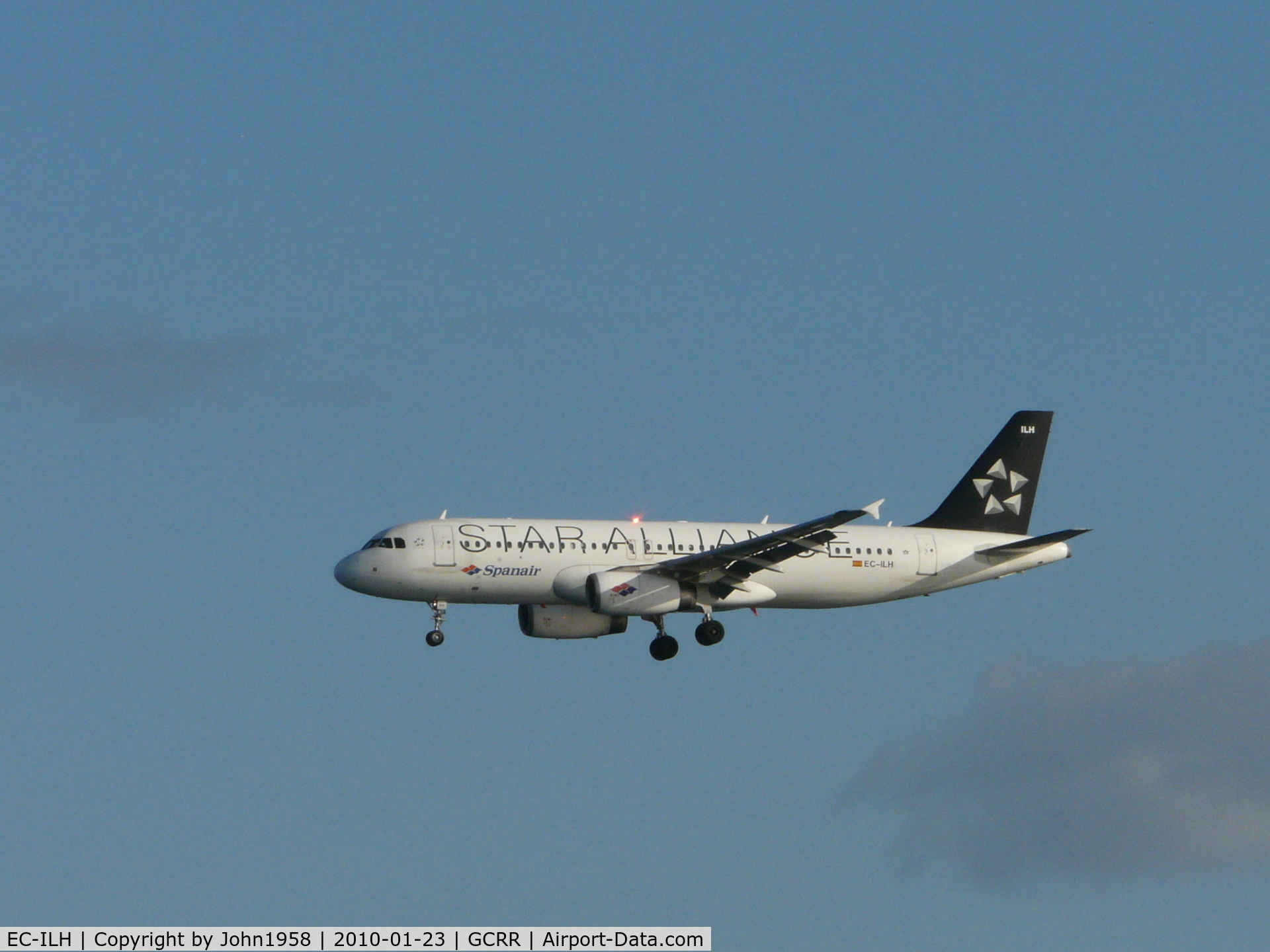 EC-ILH, 2002 Airbus A320-232 C/N 1914, About to land