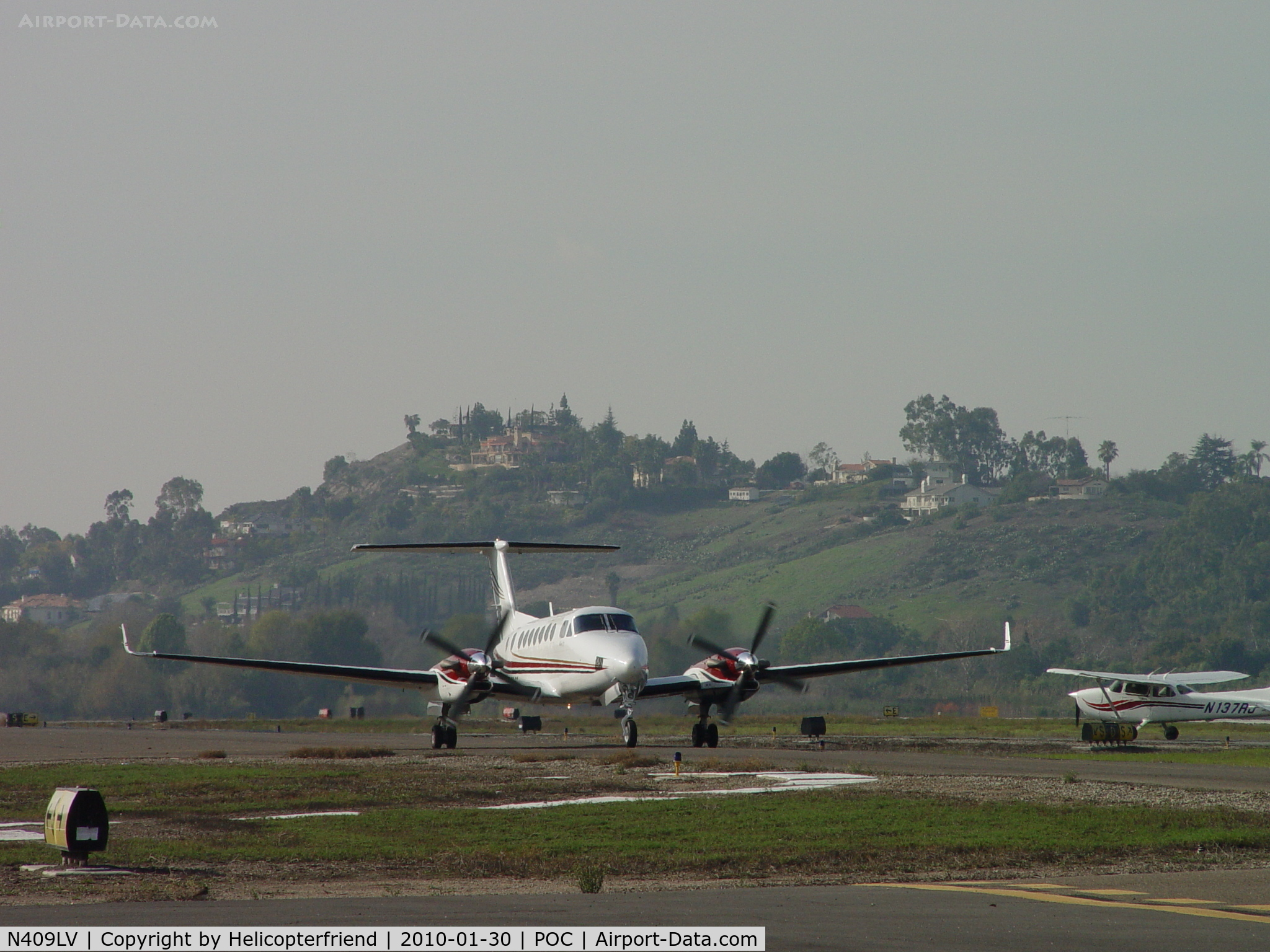 N409LV, 2004 Beech B300 Super King Air C/N FL-409, Taxiing to runway 26L