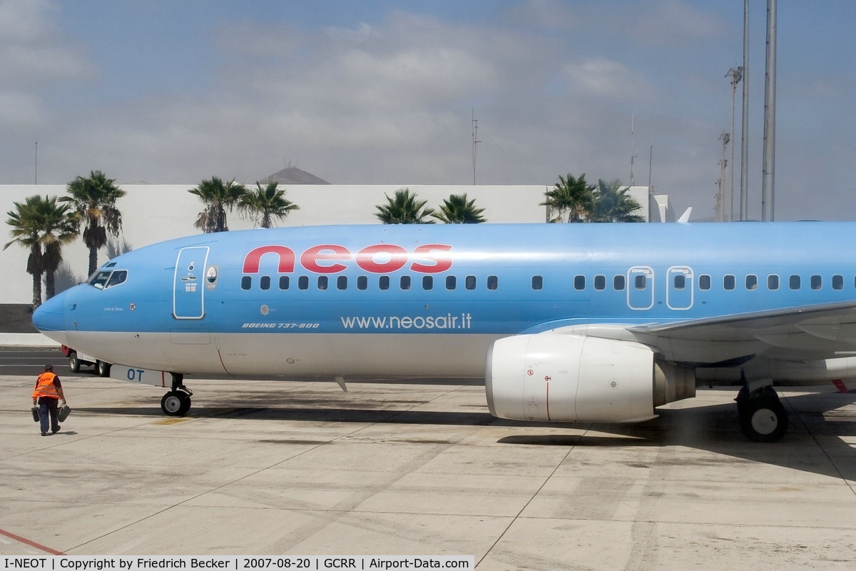 I-NEOT, 2002 Boeing 737-86N C/N 33004, coming to halt