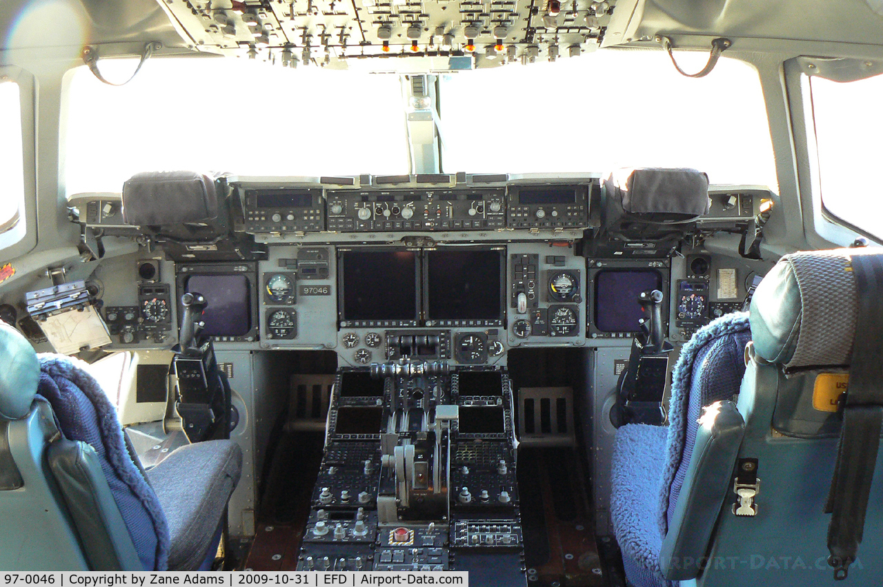 97-0046, 1997 Boeing C-17A Globemaster III C/N P-46, USAF C-17 flightdeck at the 2009 Wings Over Houston Airshow