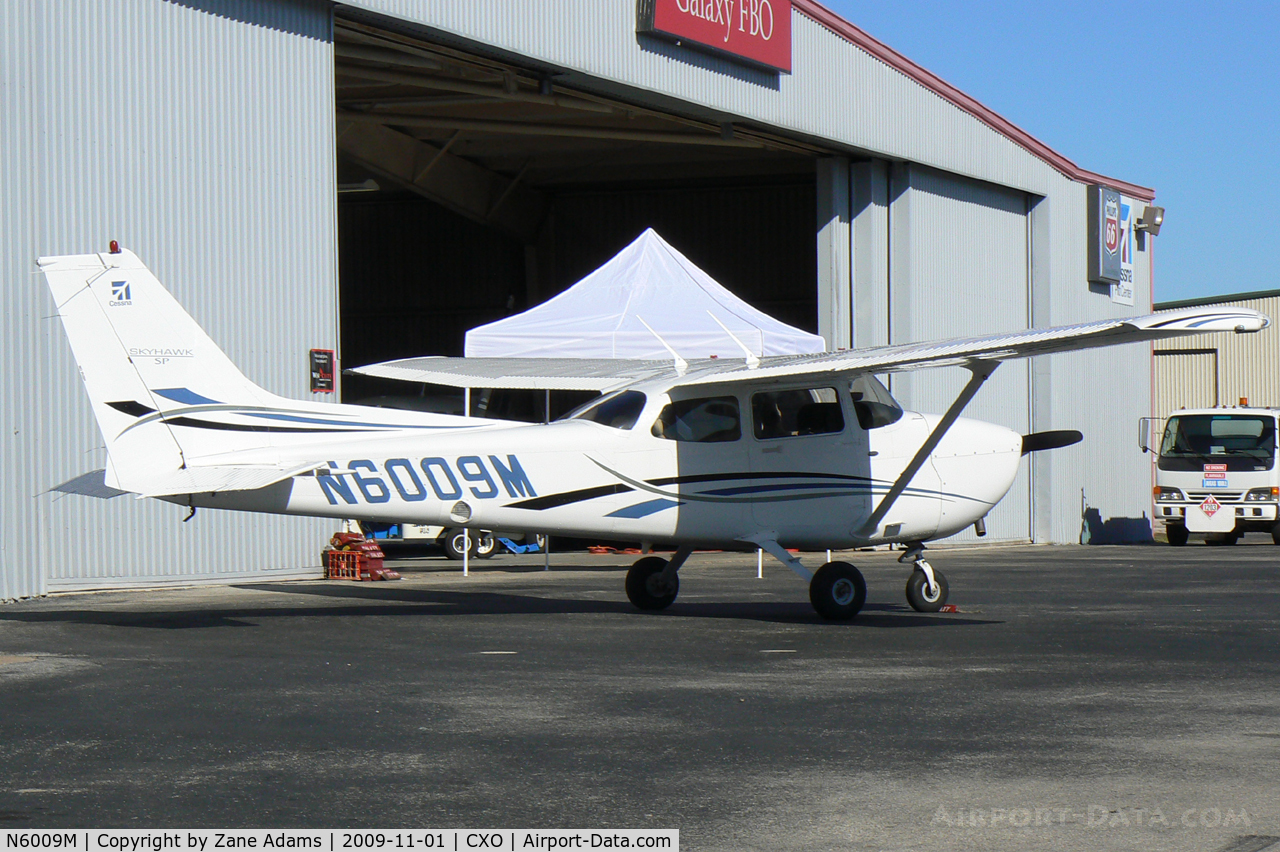 N6009M, 2006 Cessna 172S C/N 172S10134, At the Lone Star Executive Airport - Conroe, Texas