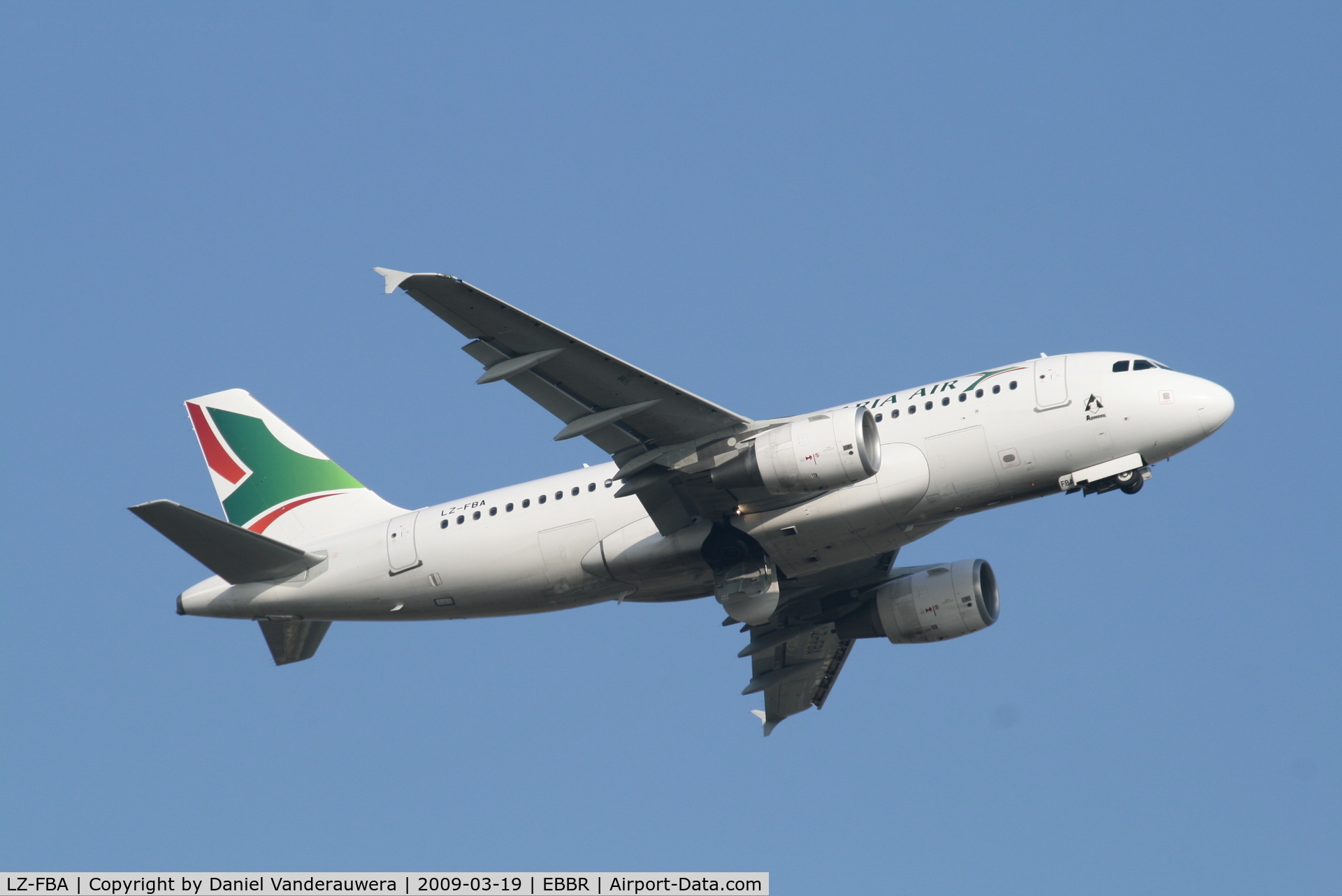 LZ-FBA, 2008 Airbus A319-112 C/N 3564, Flight FB406 is taking off from RWY 07R