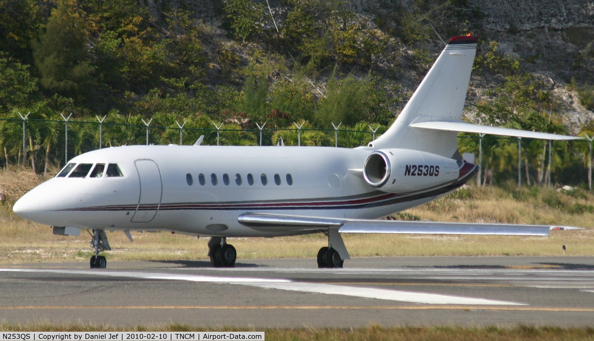 N253QS, 2001 Dassault Falcon 2000 C/N 153, N253QS taxing to the tresh hold for departure at TNCM