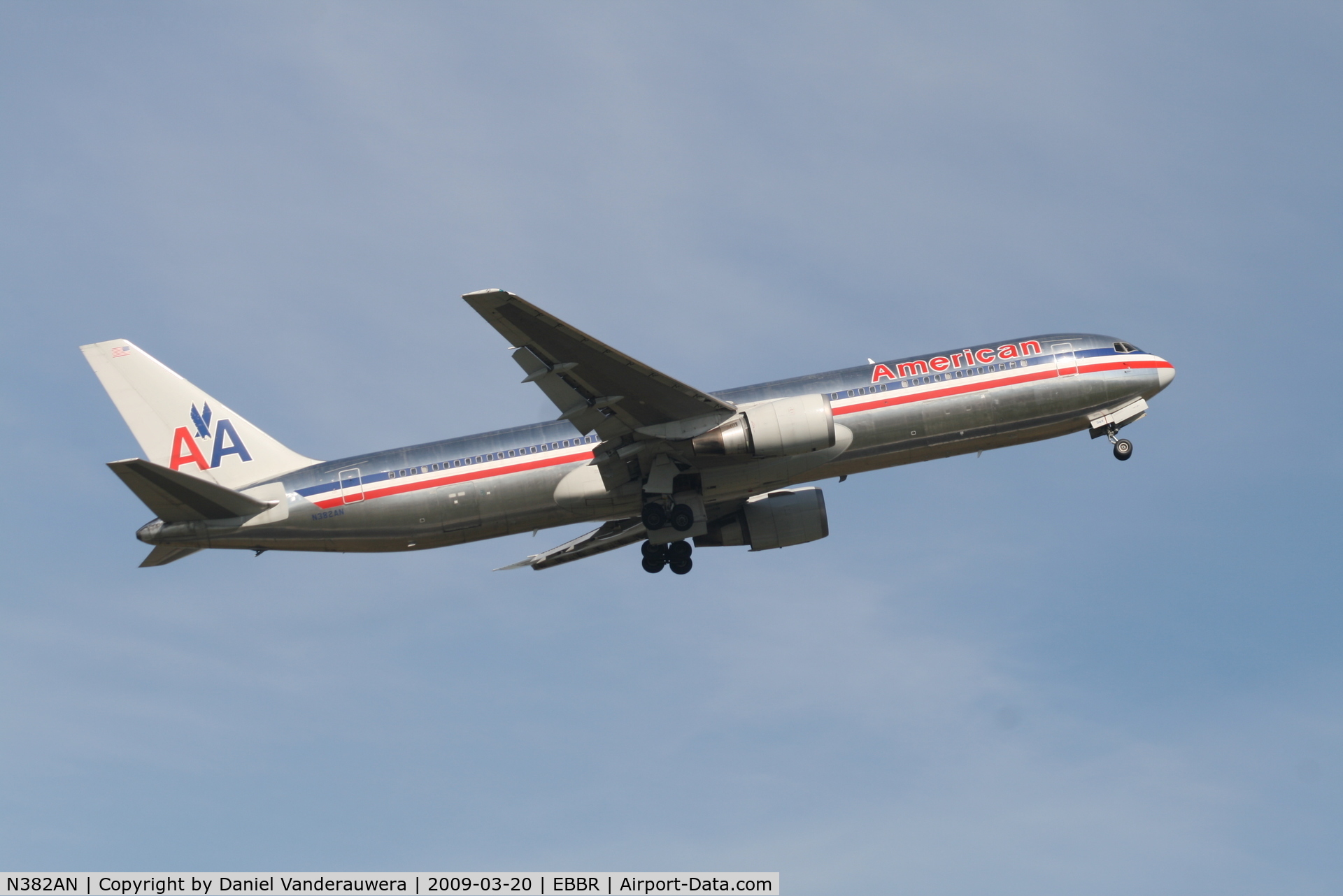 N382AN, 1993 Boeing 767-323/ER C/N 25451, Flight AA089 is taking off from RWY 07R