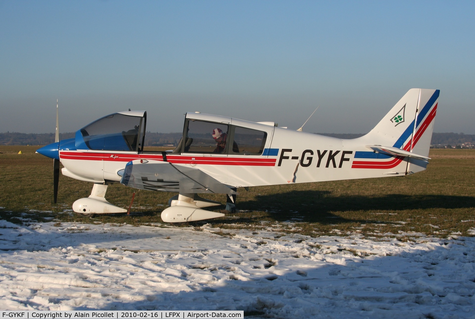 F-GYKF, Robin DR-400-160 Chevalier C/N 2517, Winter sun and a few snow