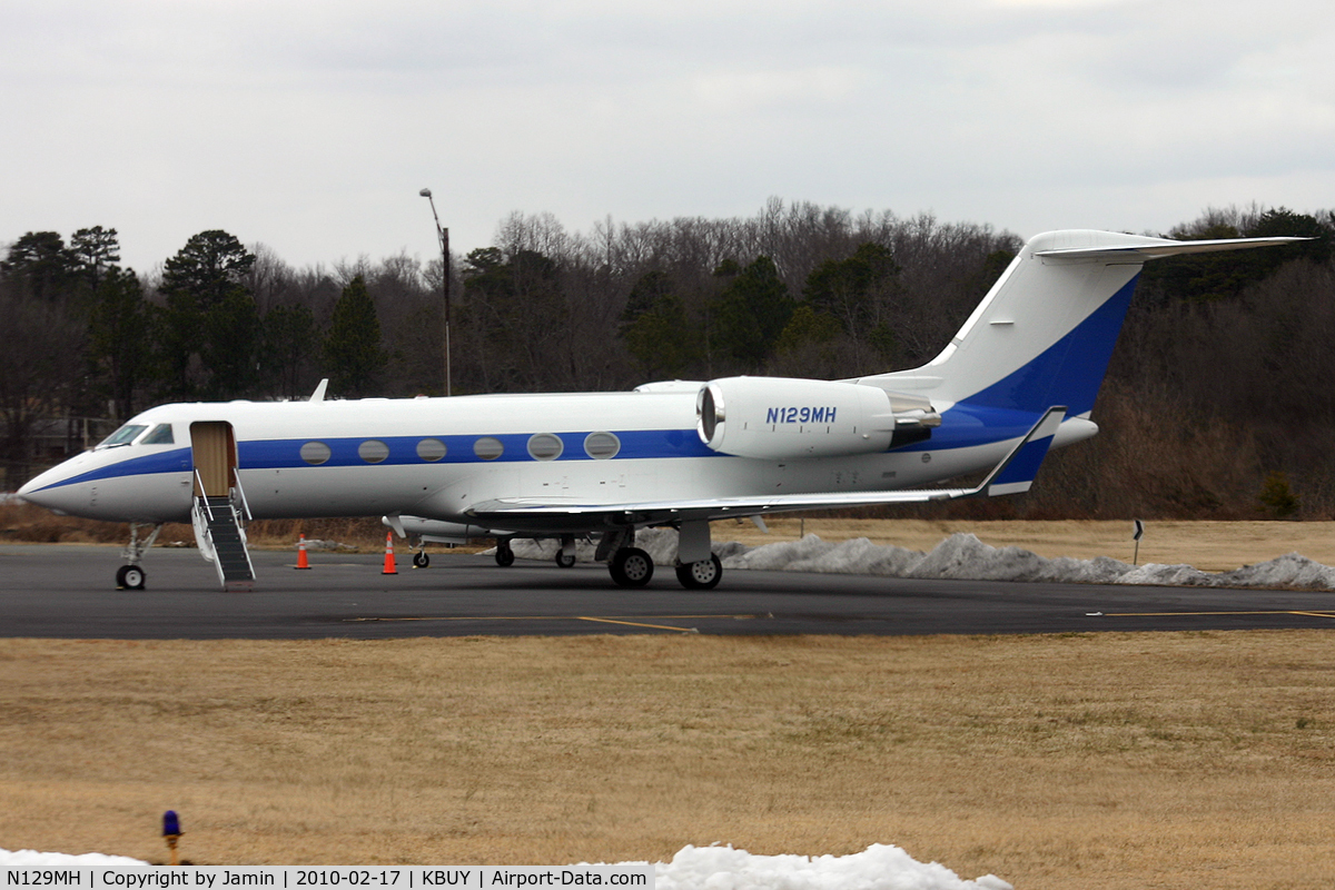 N129MH, 2003 Gulfstream Aerospace G-IV C/N 1517, Waiting for some executives on the ramp.