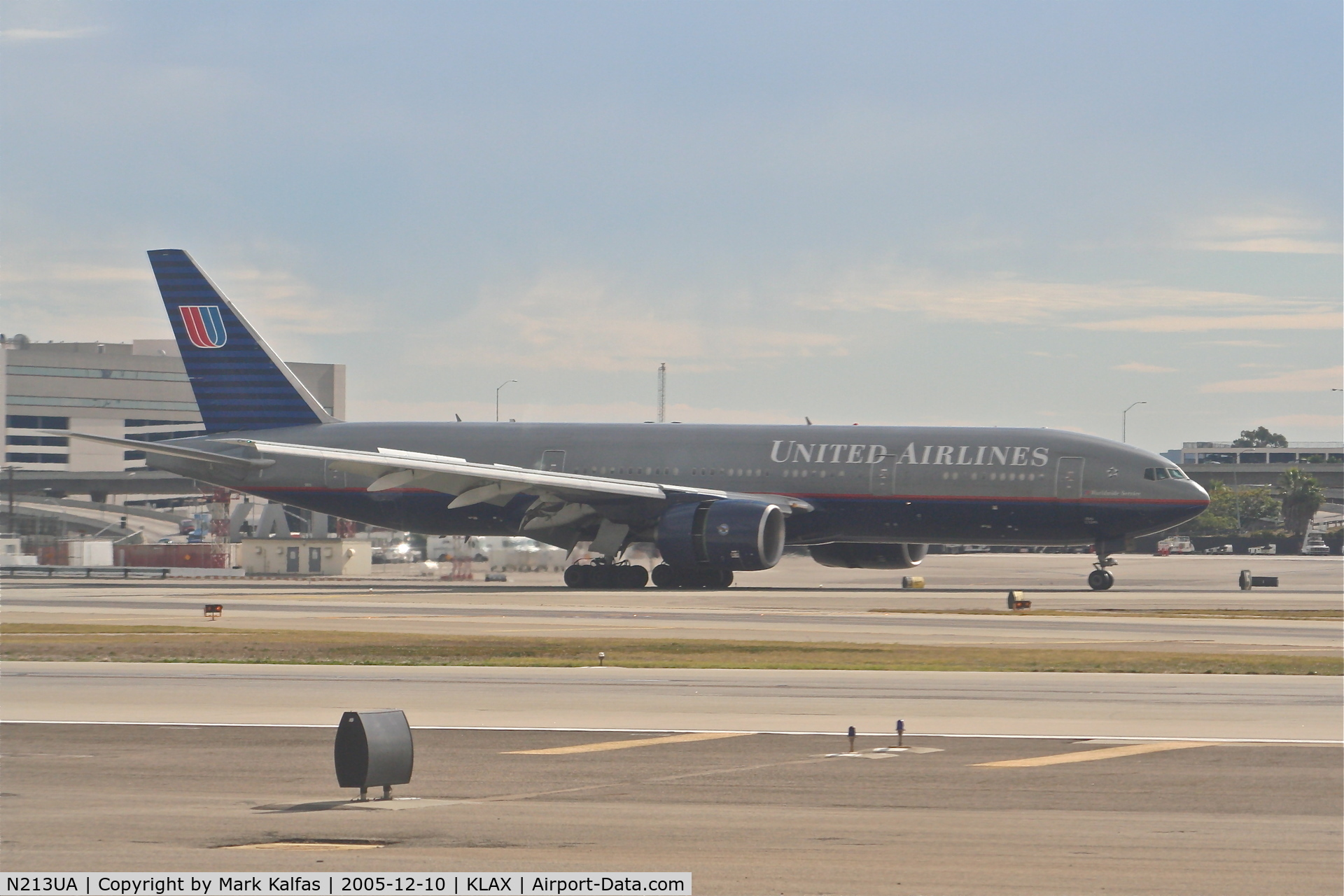 N213UA, 2000 Boeing 777-222 C/N 30219, United Airlines Boeing 777-222, N213UA arriving 25L KLAX.