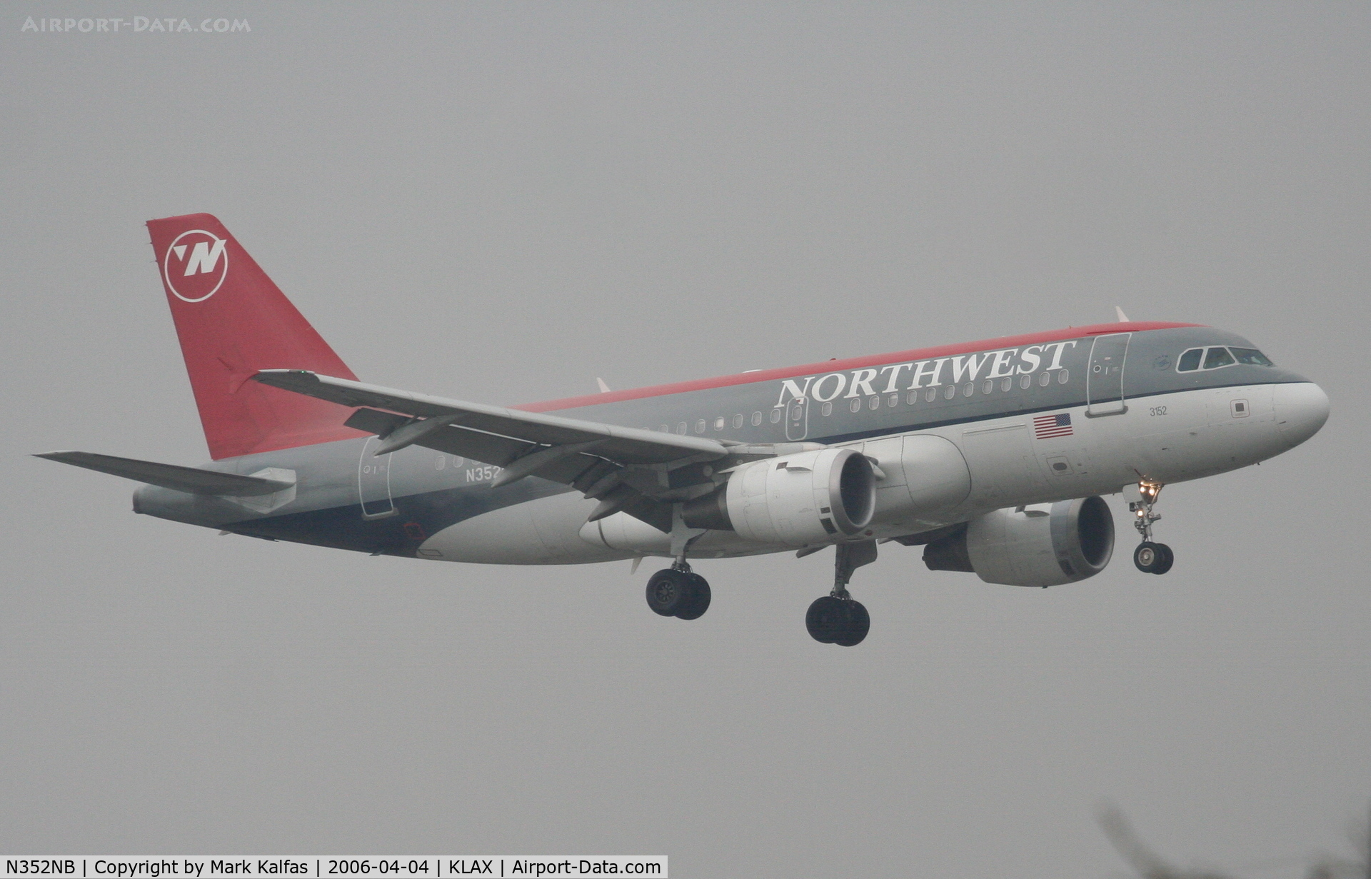 N352NB, 2002 Airbus A319-114 C/N 1824, Northwest Airbus A319-114, N352NB 7R approach KLAX.
