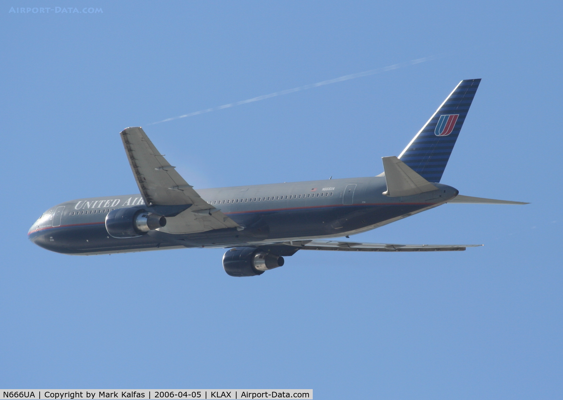 N666UA, 1998 Boeing 767-322 C/N 29238, United Airlines Boeing 767-322, N666UA 25R departure KLAX.