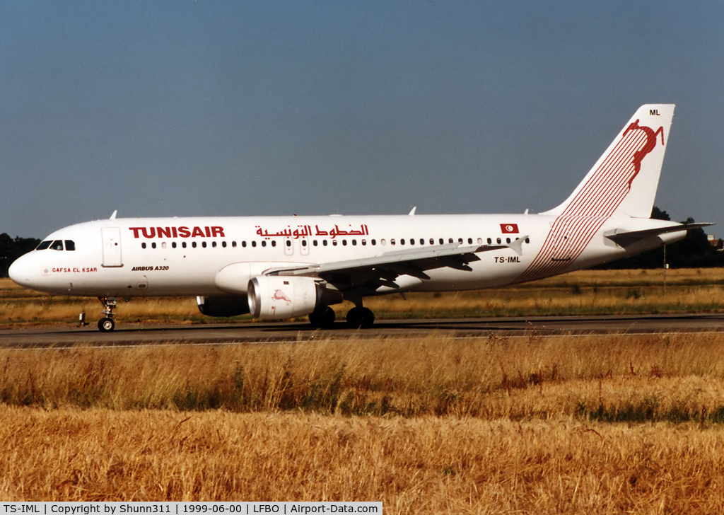 TS-IML, 1999 Airbus A320-211 C/N 0958, Arriving rwy 33L with old livery