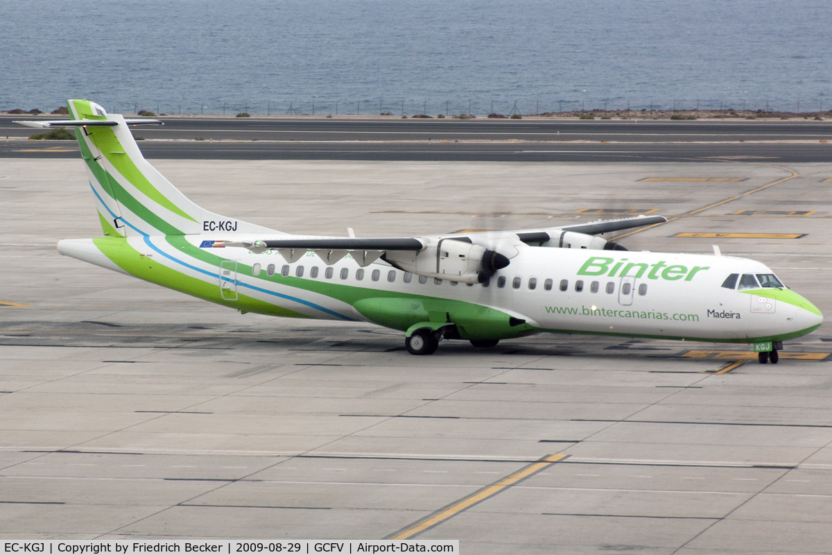 EC-KGJ, 2007 ATR 72-212A C/N 753, taxying to the active