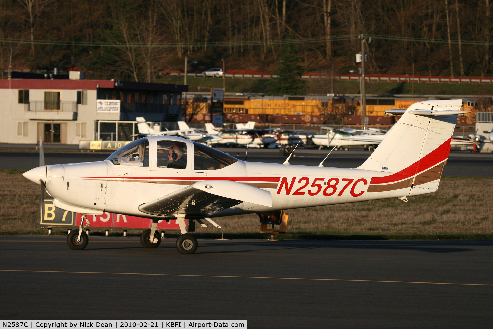 N2587C, 1978 Piper PA-38-112 Tomahawk C/N 38-79A0245, KBFI