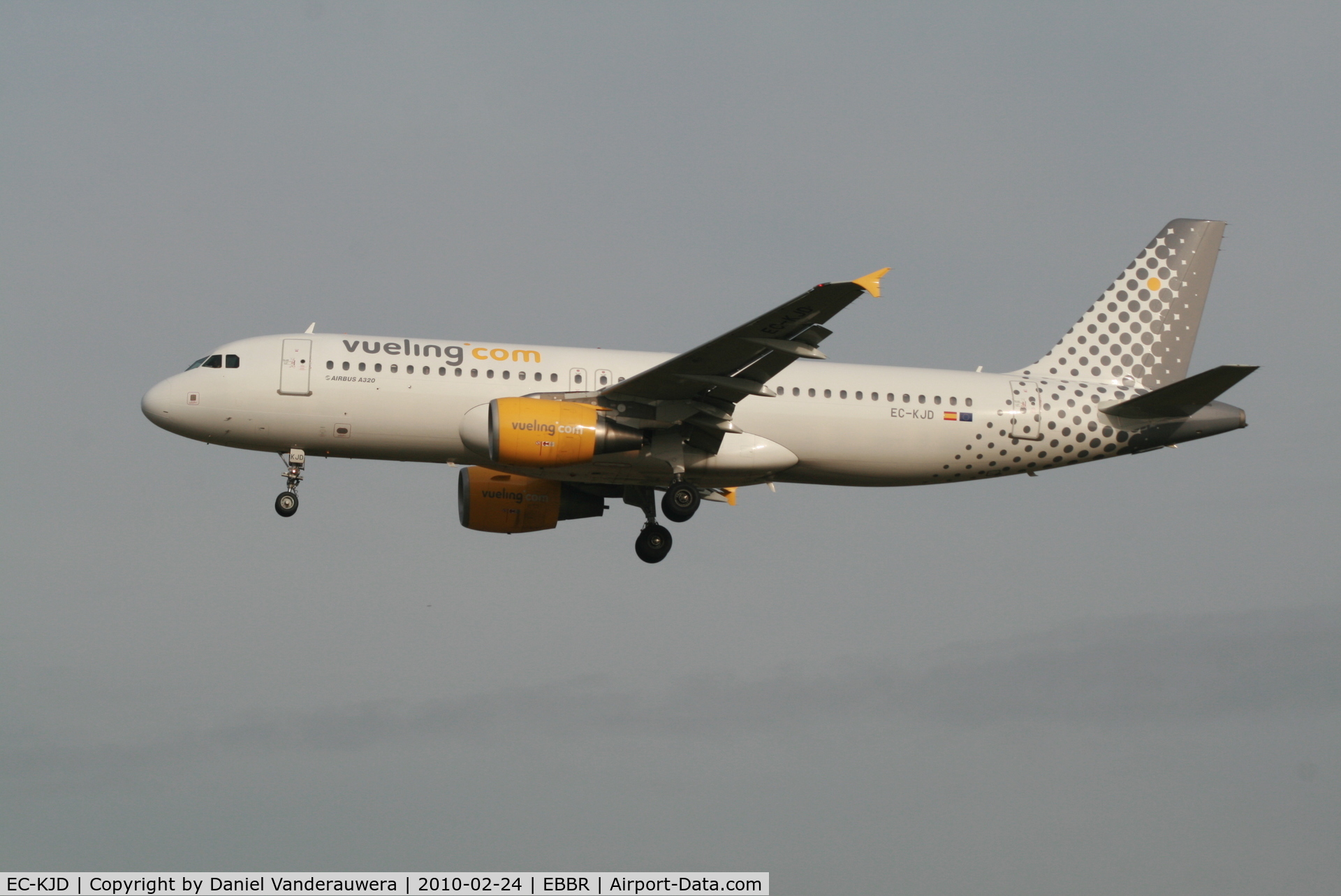 EC-KJD, 2007 Airbus A320-216 C/N 3237, Arrival of flight VY8988 to RWY 25L