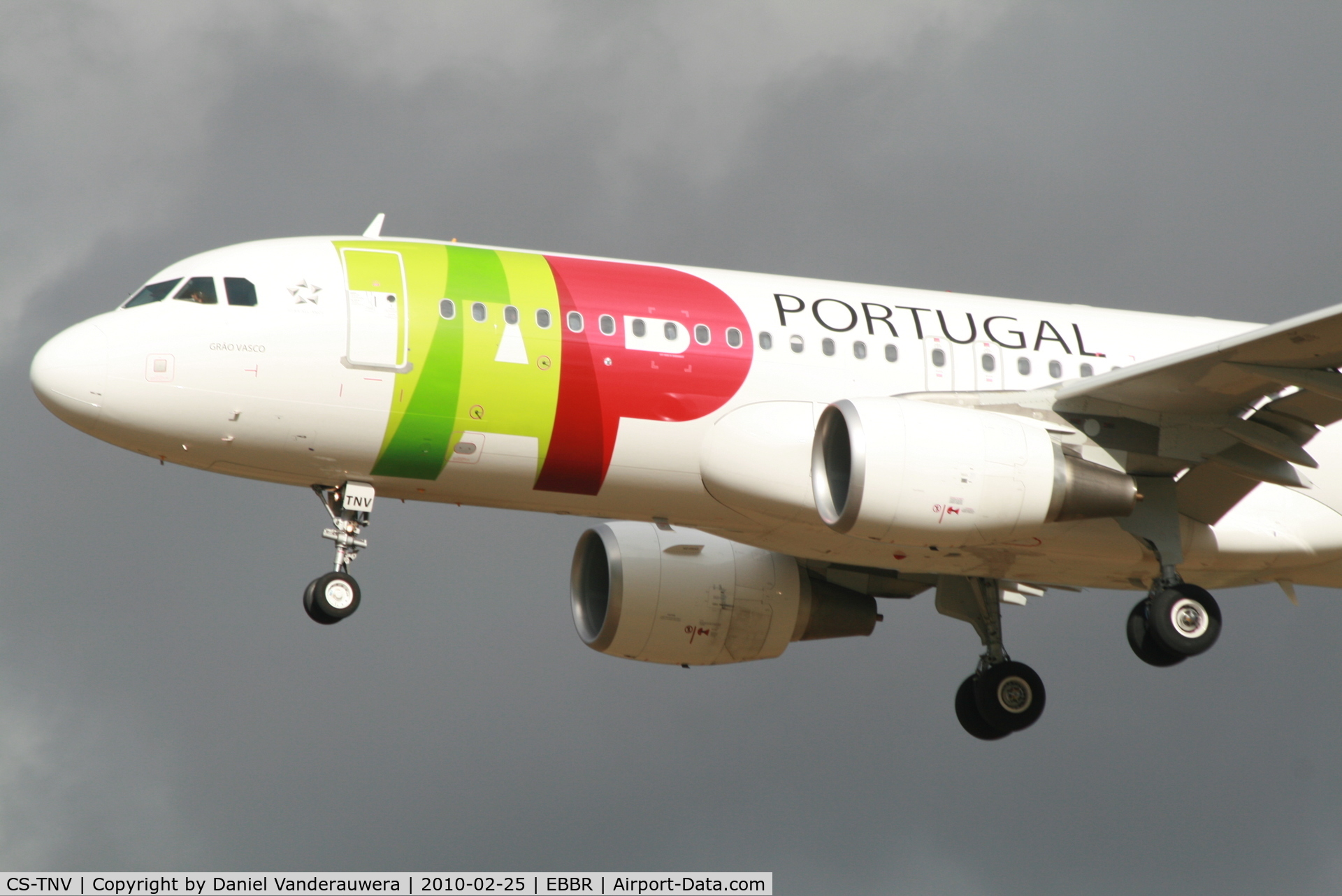 CS-TNV, 2009 Airbus A320-214 C/N 4143, Arrival of flight TP604 to RWY 25L