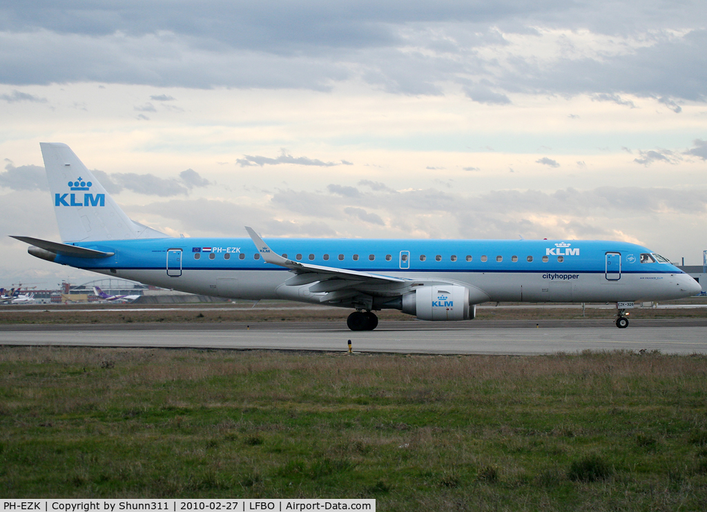 PH-EZK, 2009 Embraer 190LR (ERJ-190-100LR) C/N 19000326, Lining up rwy 14L for departure...