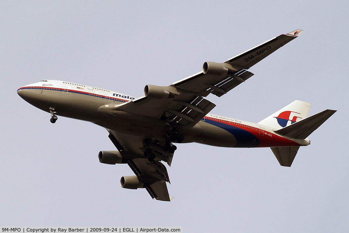 9M-MPO, 2001 Boeing 747-4H6 C/N 28433, Boeing 747-4H6 [28433] (Malaysia Airlines) Home~G 24/09/2009. On approach 27R 3 miles out.