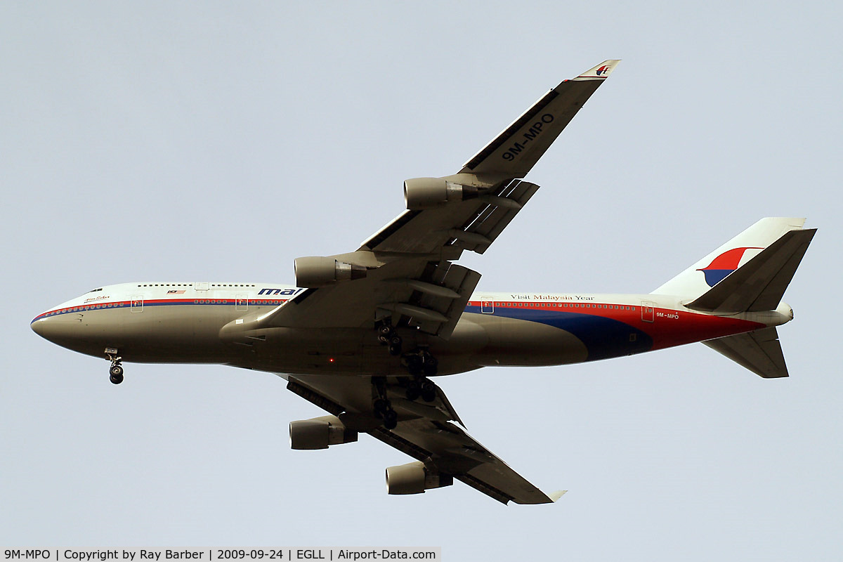 9M-MPO, 2001 Boeing 747-4H6 C/N 28433, Boeing 747-4H6 [28433] (Malaysia Airlines) Home~G 24/09/2009. On approach 27R 3 miles out.