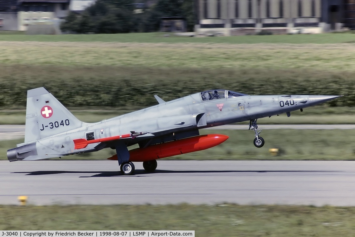 J-3040, Northrop F-5E Tiger II C/N L.1040, descellerating after touchdown at Payerne