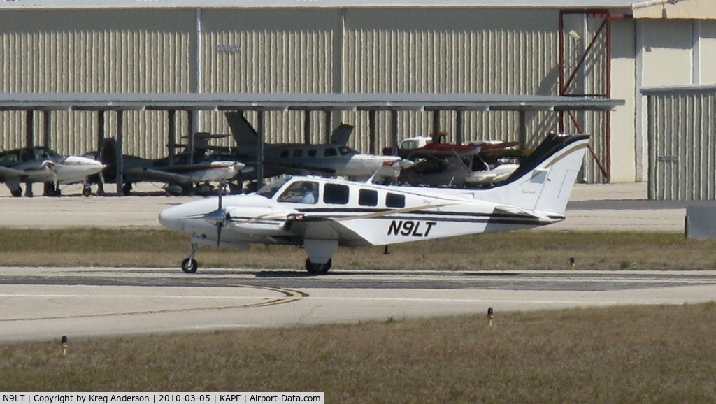 N9LT, 2001 Raytheon Aircraft Company 58 C/N TH-1989, Departing runway 32