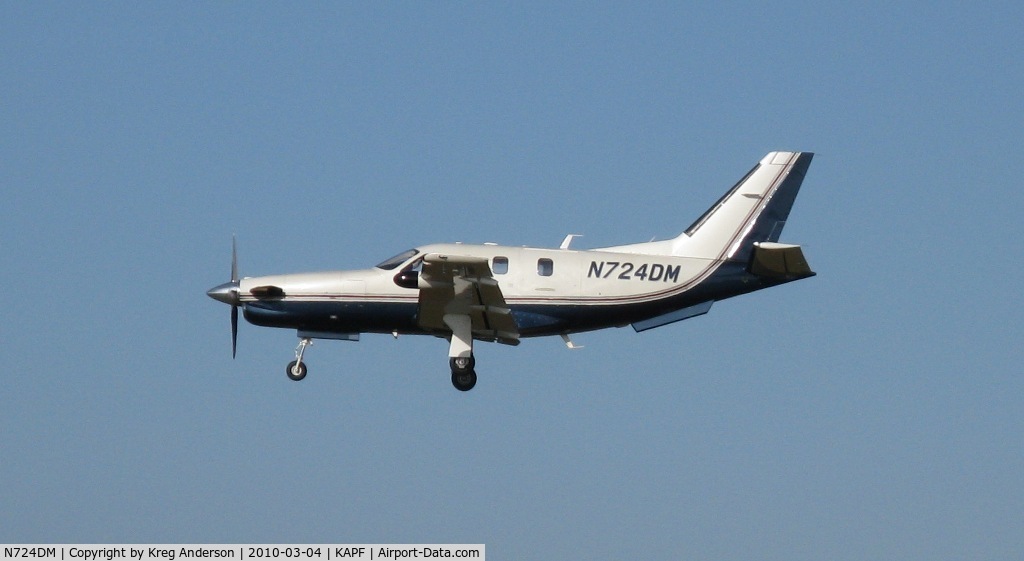 N724DM, 1999 Socata TBM-700 C/N 143, Arriving on runway 32