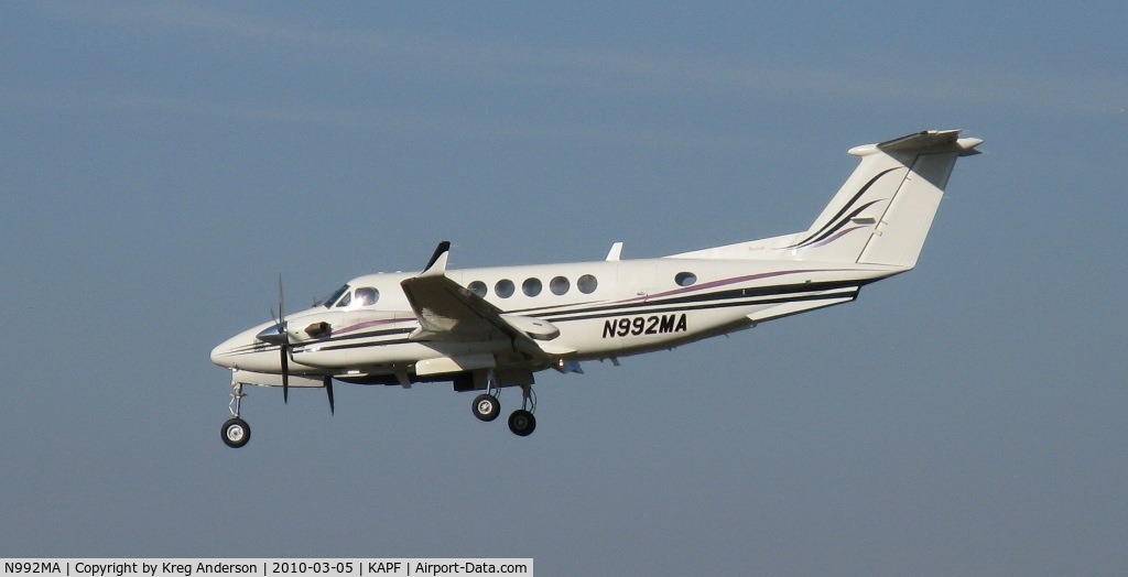N992MA, 1999 Raytheon Aircraft Company B300 C/N FL271, Arriving on runway 32