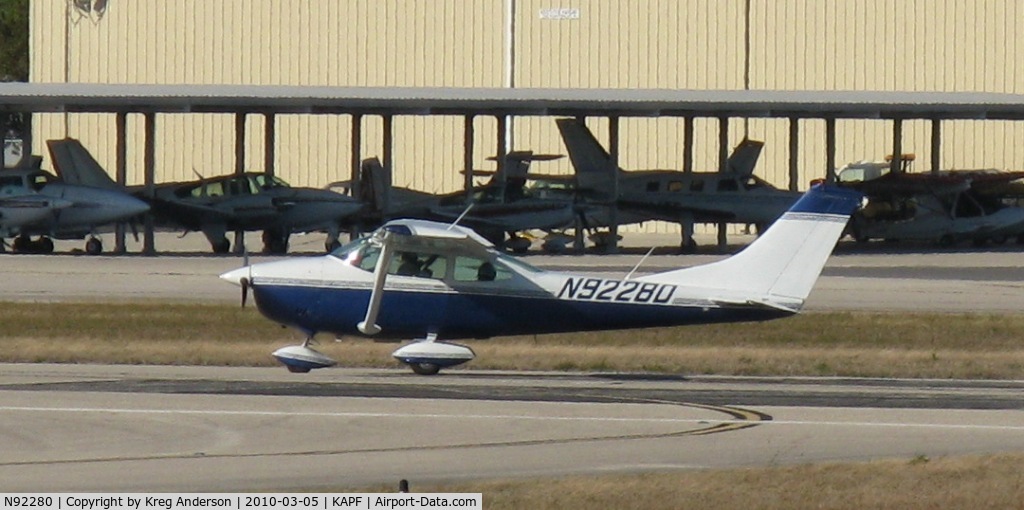N92280, 1969 Cessna 182N Skylane C/N 18260126, Departing runway 32
