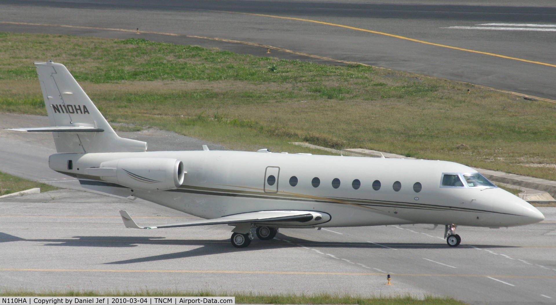 N110HA, 2001 Israel Aircraft Industries Gulfstream 200 C/N 035, N110HA taxing on the bypass for parking