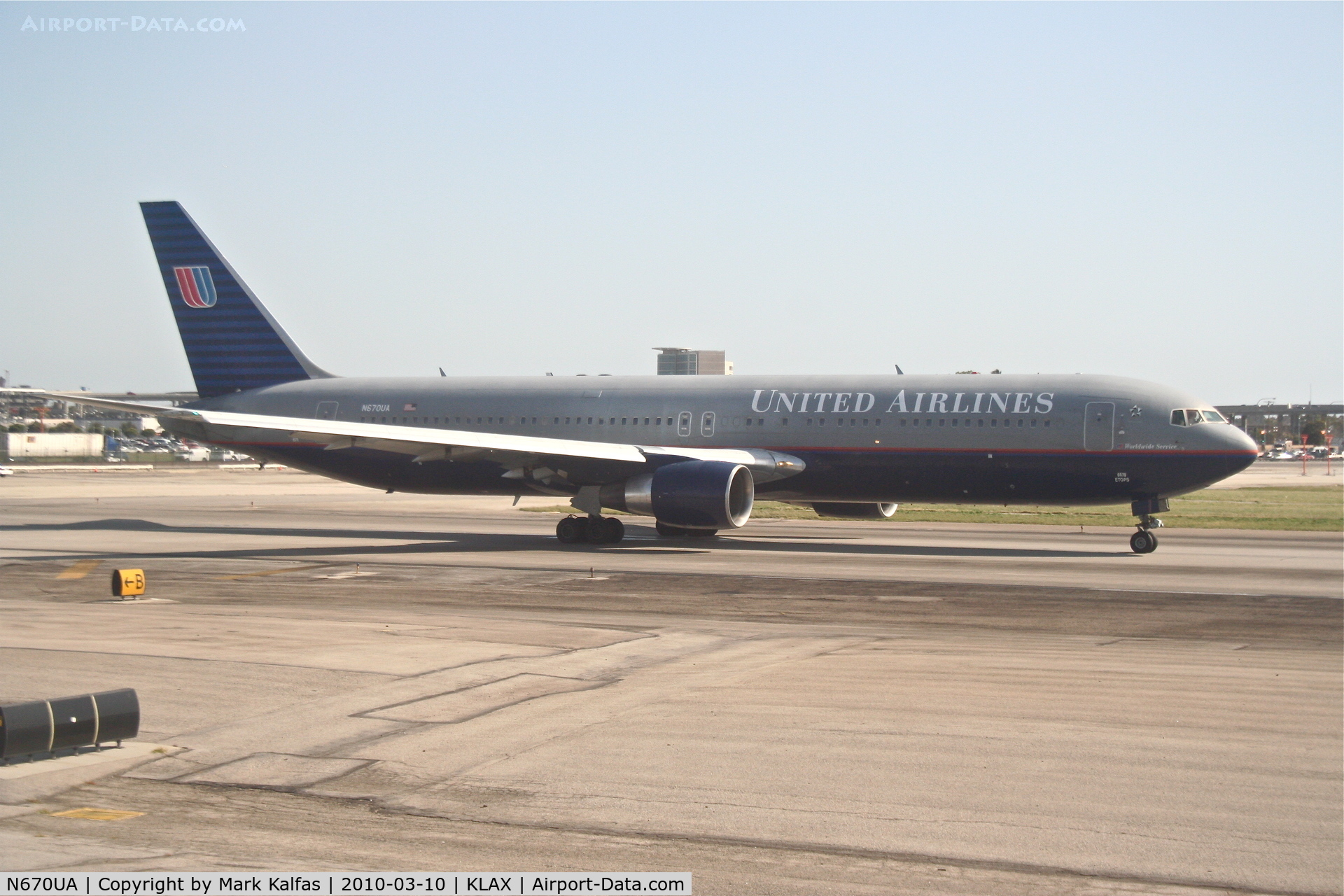 N670UA, 1999 Boeing 767-322 C/N 29240, United Airlines Boeing 767-322, N670UA, UAL47 en route to PHOG, 25R departure KLAX.
