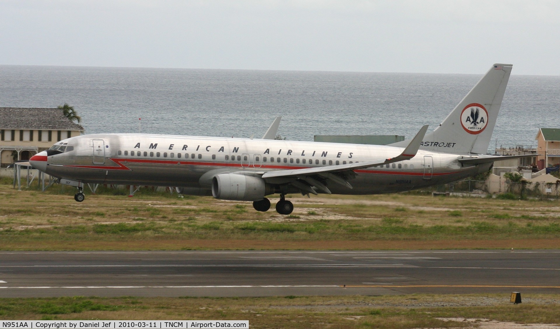 N951AA, 2000 Boeing 737-823 C/N 29538, N951AA landing at TNCM