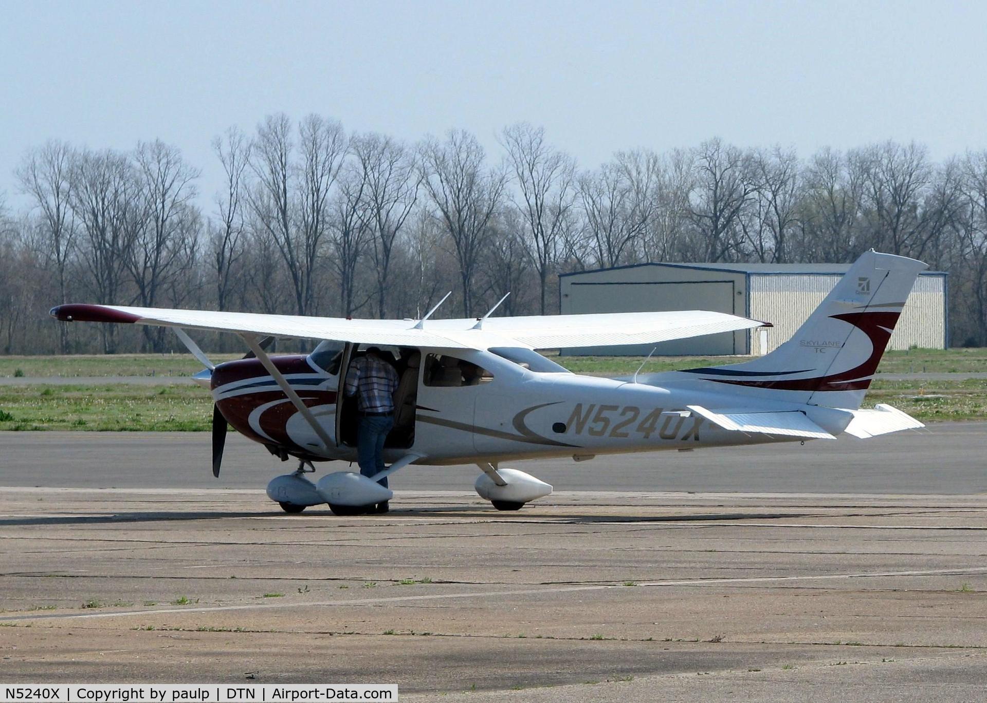 N5240X, Cessna T182T Turbo Skylane C/N T18208952, At Shreveport's Downtown Airport.