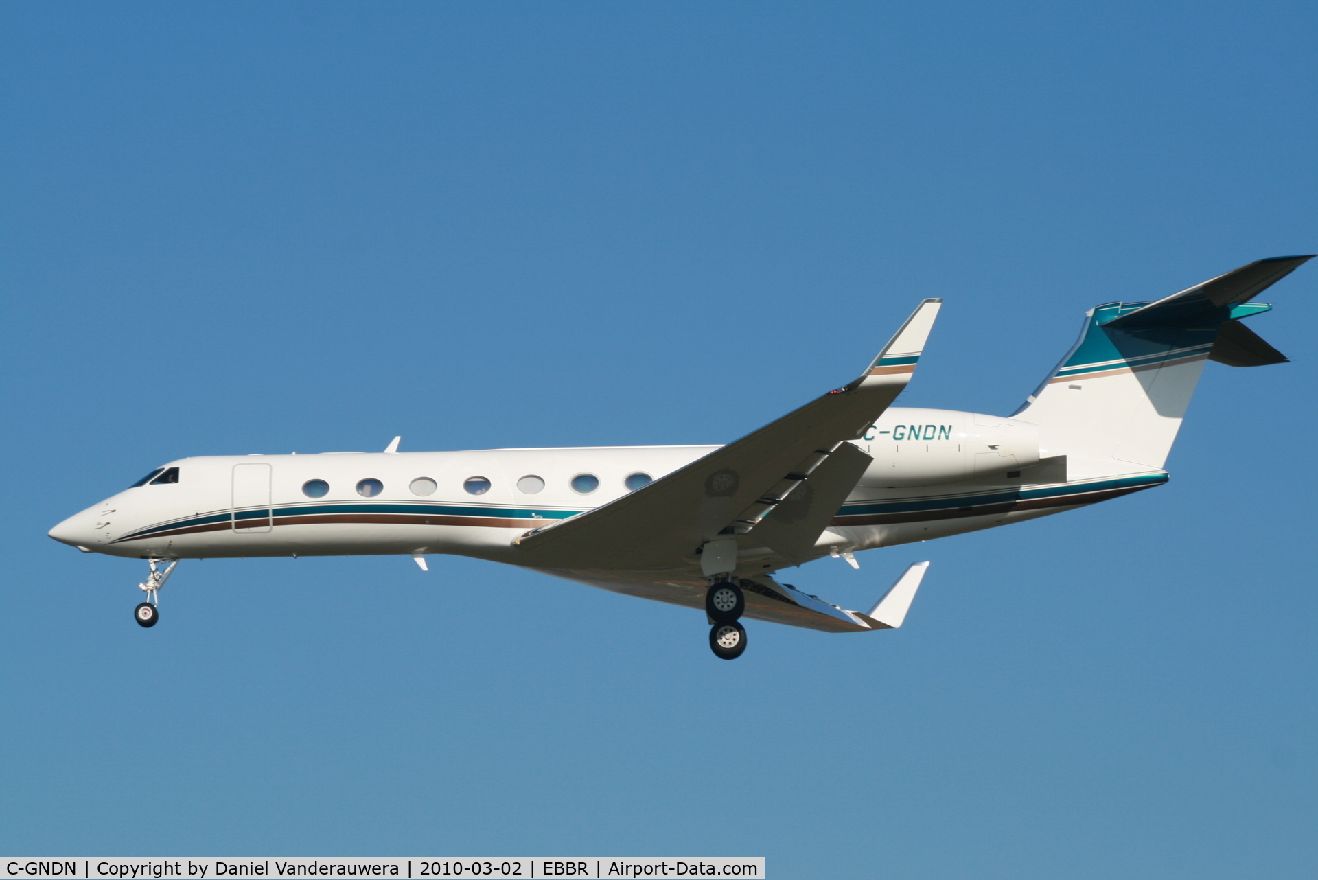 C-GNDN, 2009 Gulfstream Aerospace GV-SP (G550) C/N 5230, Descending to RWY 25L