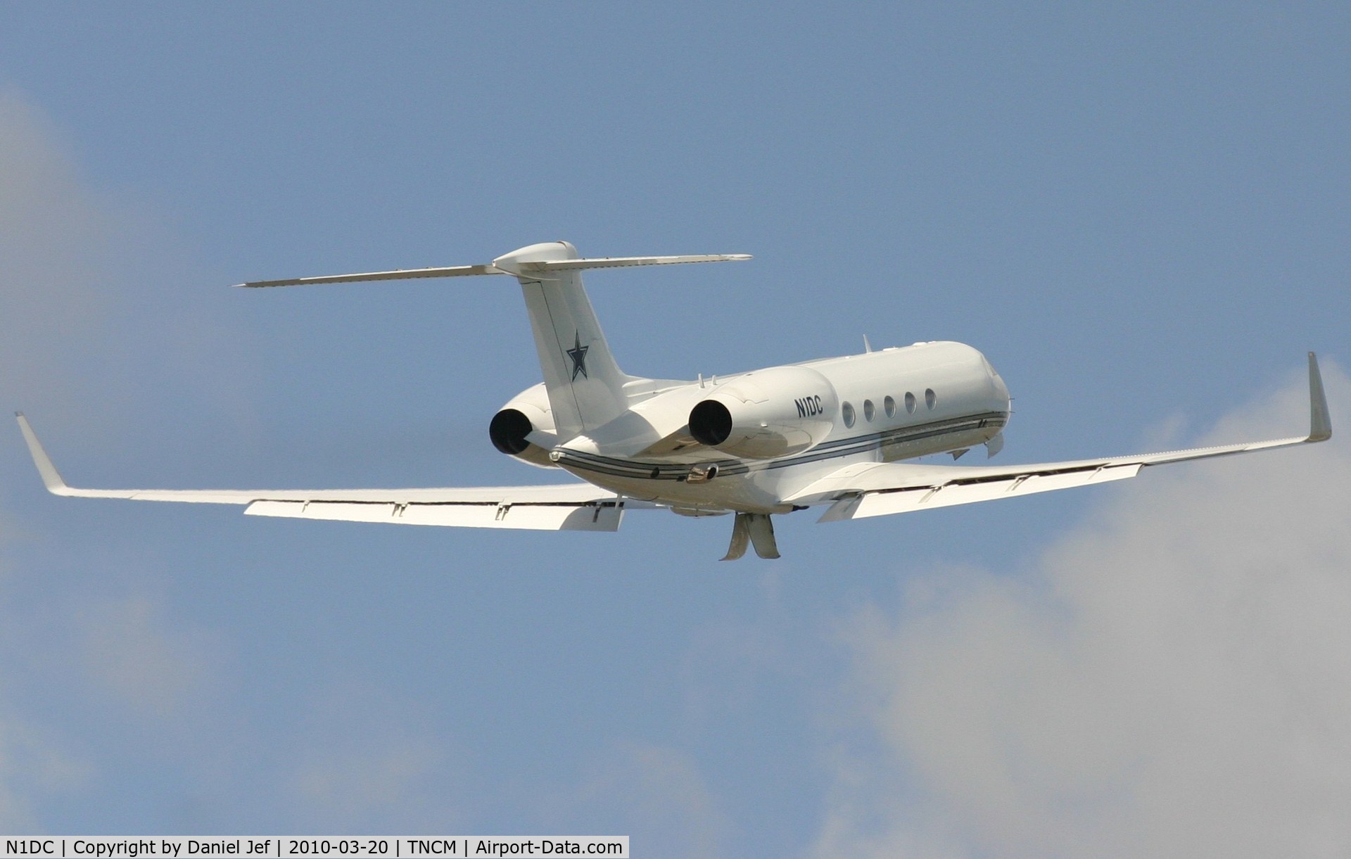 N1DC, 2001 Gulfstream Aerospace G-V C/N 651, N1DC departing TNCM